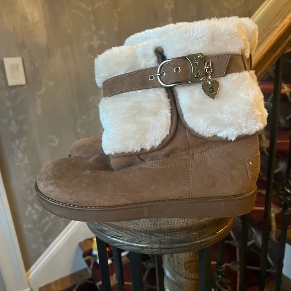 Guess ladies booties NWOT, camel color, brass accessories size 7 1/2 medium - Picture 6 of 14